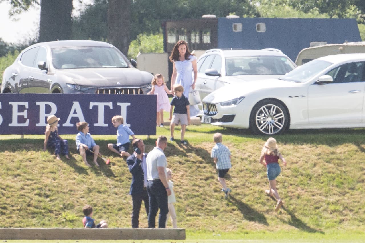 Para Kate MIddleton se trató de todo menos de un domingo de descanso, pues se le vio arriba y abajo detrás de sus principitos.