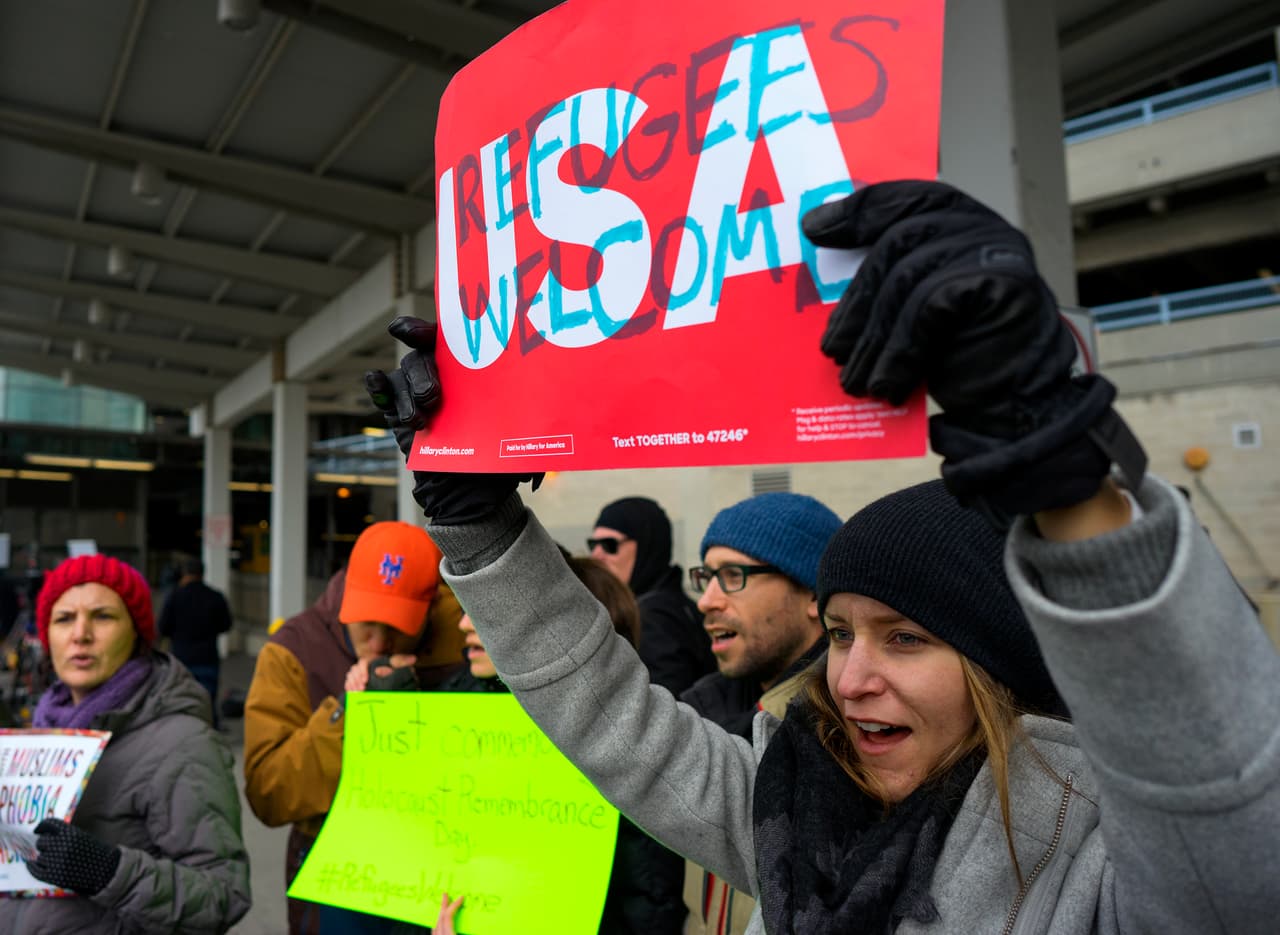 Numerosas personas protestan en el aeropuerto JFK de Nueva York este sábado en contra de 
<b><a href="http://www.univision.com/noticias/refugiados/trump-suspende-todo-el-programa-de-refugiados-por-cuatro-meses-y-cierra-la-entrada-de-sirios-indefinidamente">la orden presidencial de Donald Trump</a></b> que veta por 90 días el acceso de ciudadanos de siete países de mayoría musulmana a Estados Unidos.