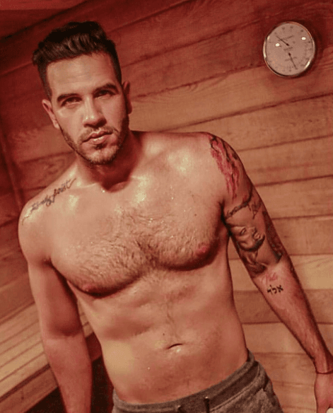 Como podemos ver, Yisus es un poquito vanidoso. A él le gusta lucir bien tanto frente como detrás de cámaras.