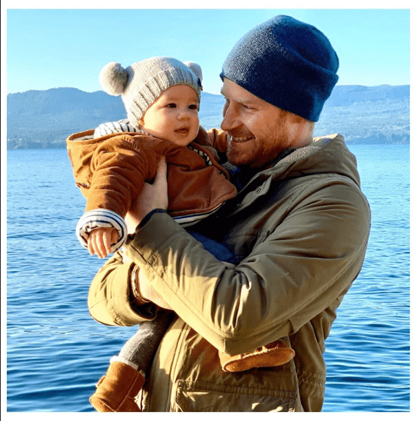 Bedell Smith explicó que mientras Kate Middleton y la Reina Madre pasaron un tiempo absorbiendo cómo era la vida real, que les permitió entender que debían hacer a un lado su libertad personal y renunciar a muchas cosas, Meghan Markle, como la profesional exitosa que era, se tardó en darse cuenta de que "lo que se esperaba que hiciera en la familia real no se compara con lo que estaba acostumbrada" a hacer como actriz.