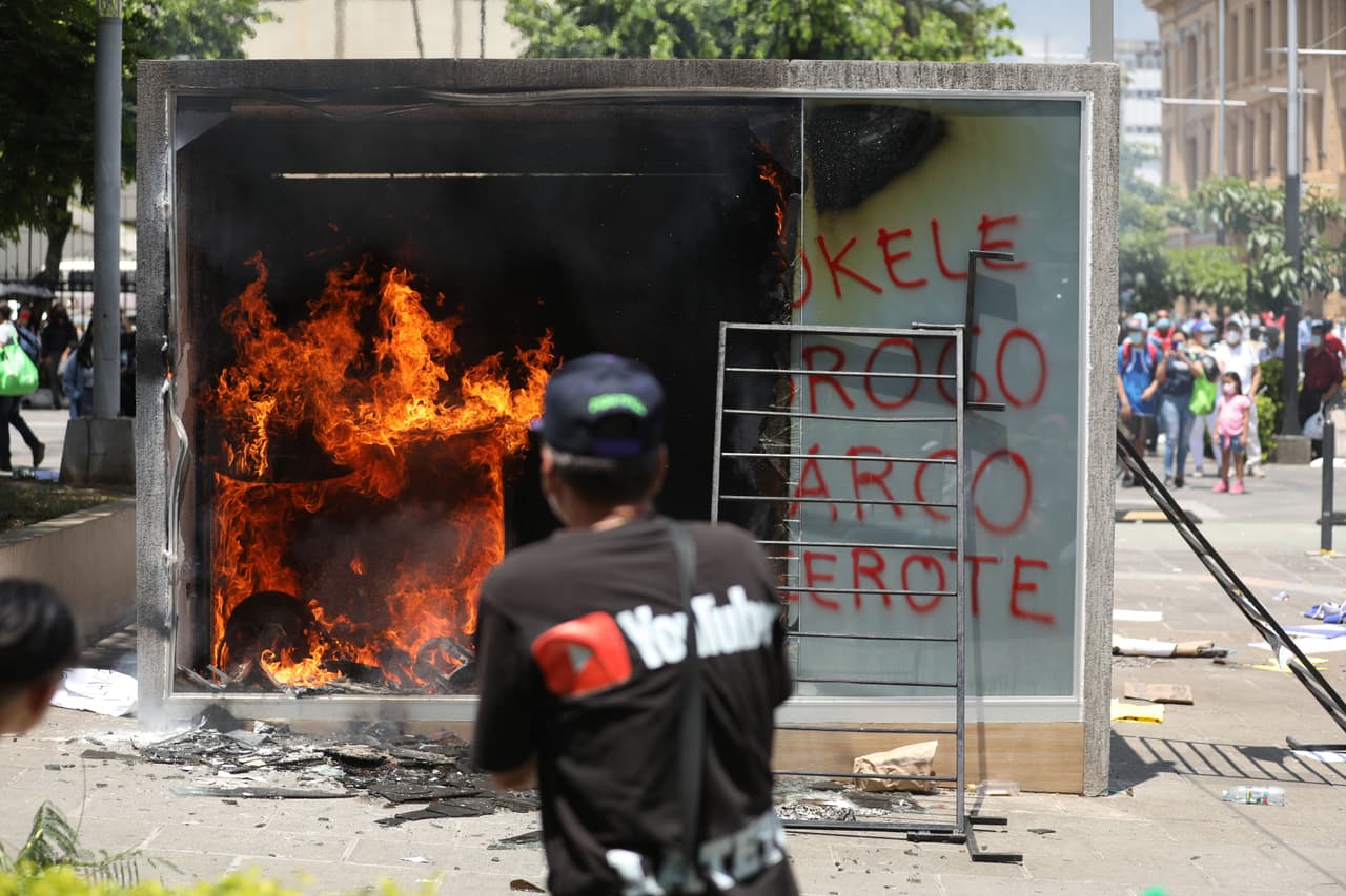 La jornada, que se había desarrollado en forma pacífica, cerró con un incidente en el Centro Histórico en el que fue incendiada una caseta que resguardaba un cajero automático que servía para operar con la billetera electrónica 'Chivo', lanzada por el gobierno la semana pasada, para operar con bitcoins. Antes del incendio, los manifestantes habían escrito la consigna "no al Chivo de Bukele" en una de las paredes del local donde estaba el cajero.