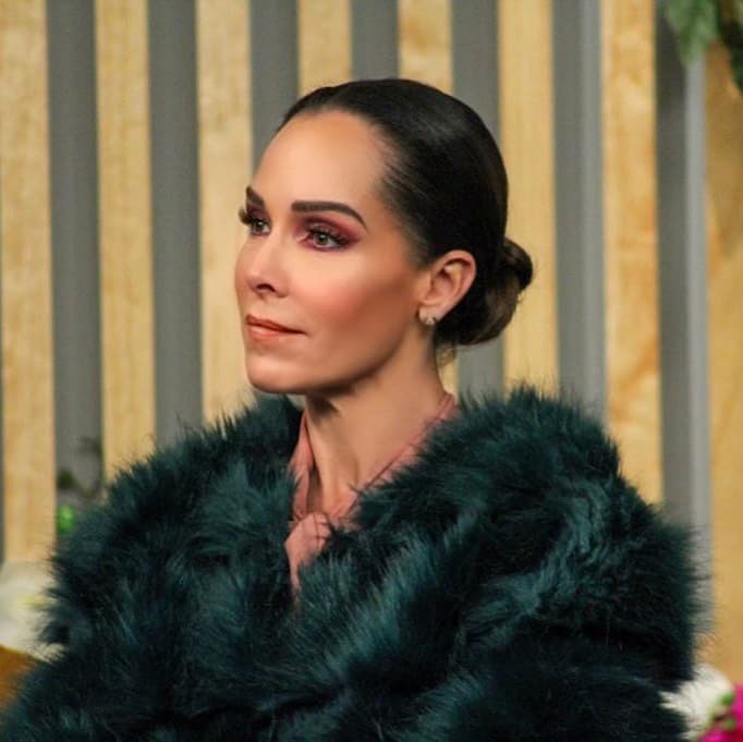 A Sharis Cid la defendió: "Lo peor de todo es que Sharis, mi consuegra, el día de mañana, tú sabes que es viuda, mañana (30 de septiembre) 
<b><a href="https://www.univision.com/famosos/sharis-cid-confiesa-que-su-nieta-ha-sido-un-gran-motor-para-seguir-adelante-tras-la-muerte-de-su-pareja-fotos" target="_blank">cumple dos años de muerto Isaías</a></b>, ¿por qué le hacen esto? ¿por que no tiene nada de qué decir? ¿por que ella no quiere hablar más del tema? ¿por eso la lastiman?, qué poco hombre este escritor", dijo sobre quien firmó la nota. 
<br>