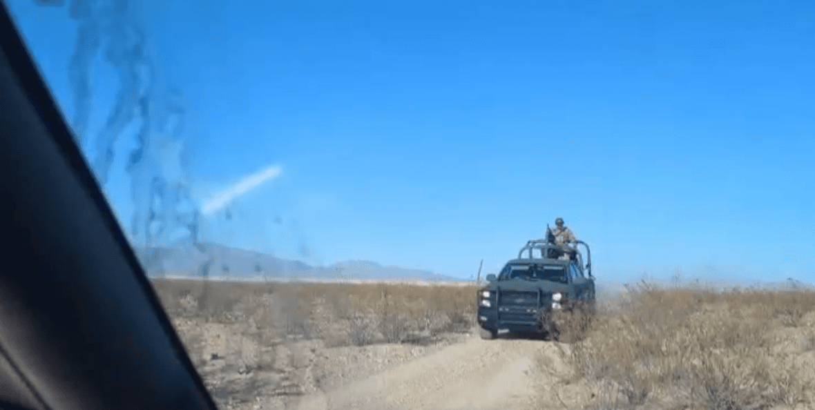 La pareja capta, desde el interior de su auto, la llegada de los agentes mexicanos.