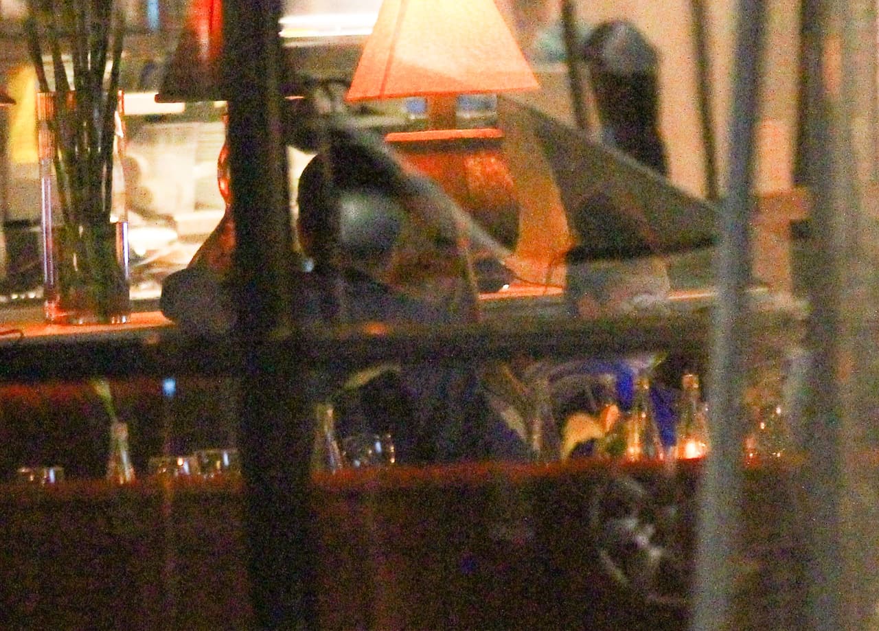 Los paparazzi lograron captar algo de acción dentro del restaurante.