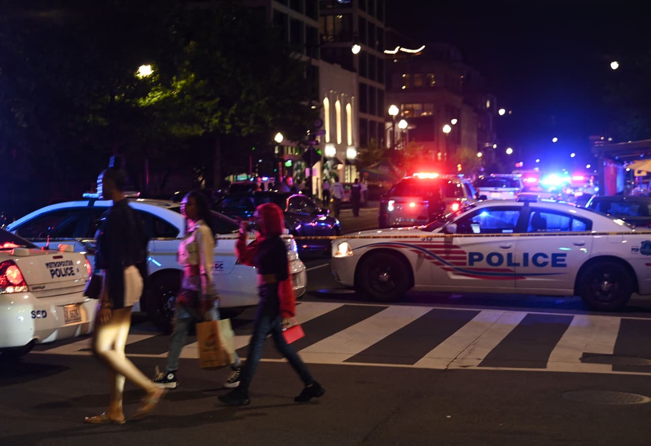 Los coches de la policía bloquean una calle después de un tiroteo en un restaurante en Washington, DC, el 22 de julio de 2021.