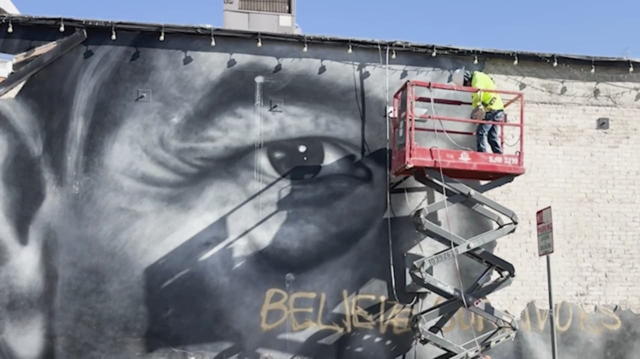 Retiran uno de los últimos murales de César Chávez en Bakersfield, tras acusaciones de abuso en su contra