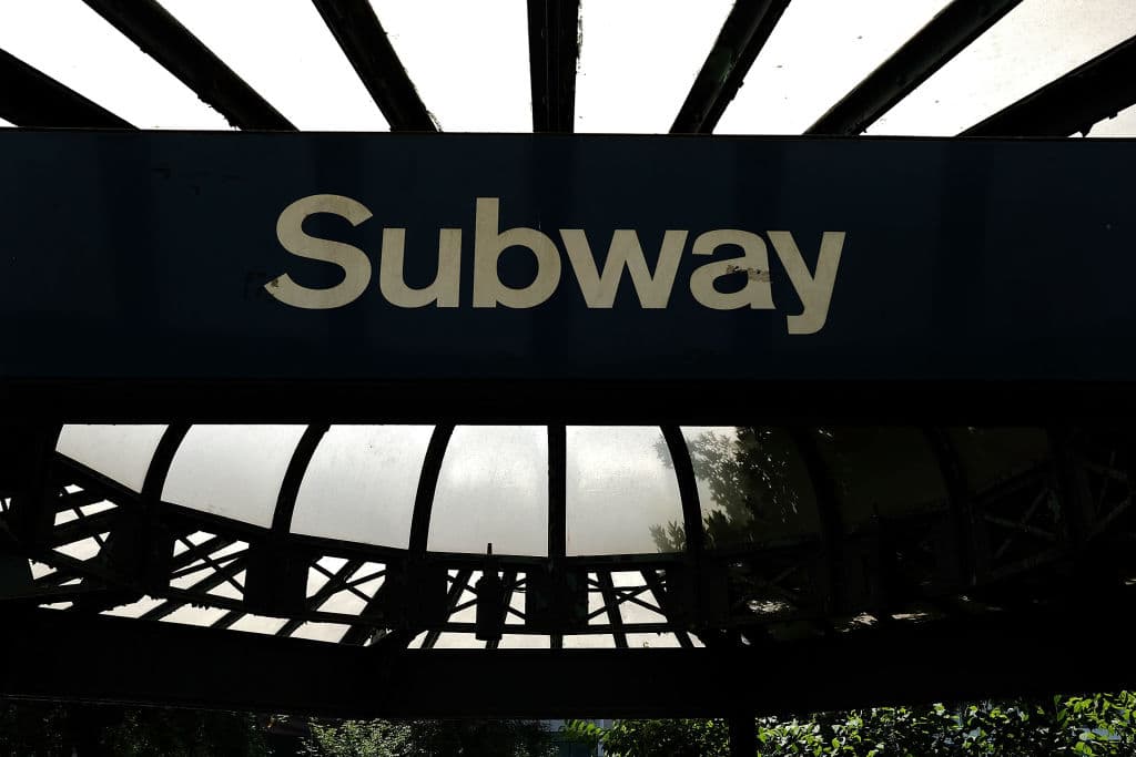 Los pasajeros que cuenten con un boleto del
<b>LIRR</b> también podrán hacer de forma gratuita una
<b>conexión en ciertas estaciones</b> clave del subway durante la hora de mayor tráfico en la mañana, como
<b>Jamaica</b>, en Queens, y
<b>Atlantic Terminal</b>, de Brooklyn. Consulta en
<b><a href="http://www.lirrsummerschedule.com/subway-connections/">este mapa</a></b> qué otras estaciones brindarán este servicio.