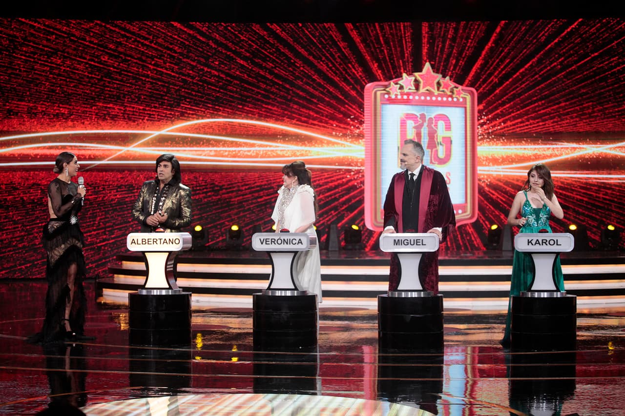 Una 'Botonera' muy divertida estaba por iniciar y, con las manos atrás, Galilea lanzó la primera pregunta.