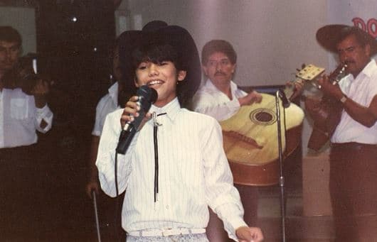 Mientras los chicos de su edad jugaban y se dedicaban a pasar el rato en otras actividades, él no perdía oportunidad para hacer presentaciones y demostrar su talento.