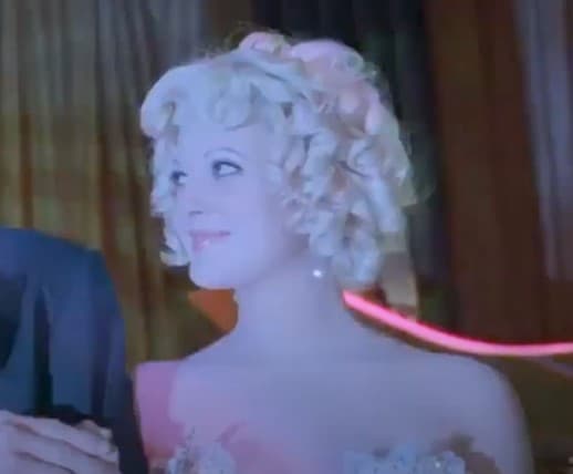 <b>Drew Barrymore</b>
<br>Si bien a Drew Barrymore la tenemos más en el concepto de que hace películas de comedia, lo cierto es que participó en una película de superhéroes. Se trata de ‘Batman Forever’ de 1995, donde compartió créditos con Nicole Kidman y dio vida a Sugar, una de las asistentes de Dos Caras.