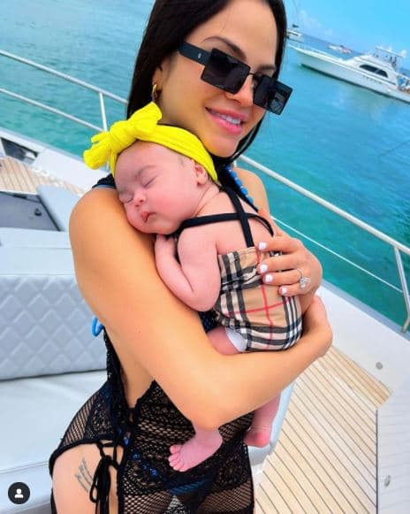 Los papás no han dudado en mostrar a sus fans cómo ha crecido la pequeña, desde sus primeras vacaciones, 
<a href="https://www.univision.com/shows/premios-juventud/la-bebe-de-natti-natasha-dejo-a-todos-derretidos-de-ternura-en-premios-juventud-video">su paso por los Premios Juventud</a>, hasta sus primeras palabras y dientes.