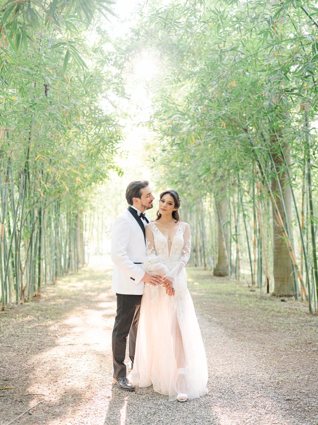 El menú de la boda estuvo conformado por platillos como bruschetta de salmón al grill y salmón con camarón 21/25 en salsa de hierbas provenzal y finas acompañado de risotto azafranado y espinacas salteadas.
<br>