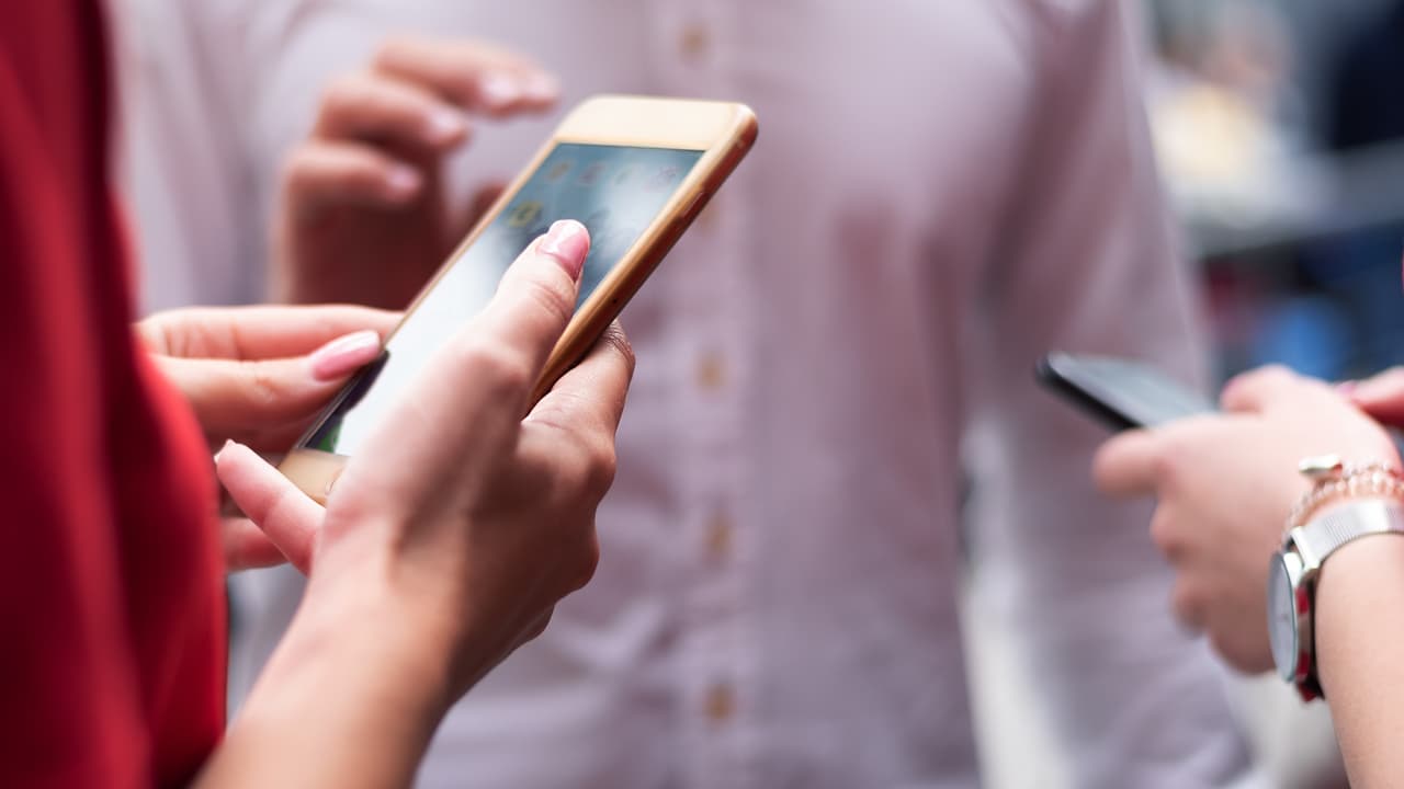 Escuelas de California pueden limitar a estudiantes el uso de redes sociales gracias a la Ley SB 1283