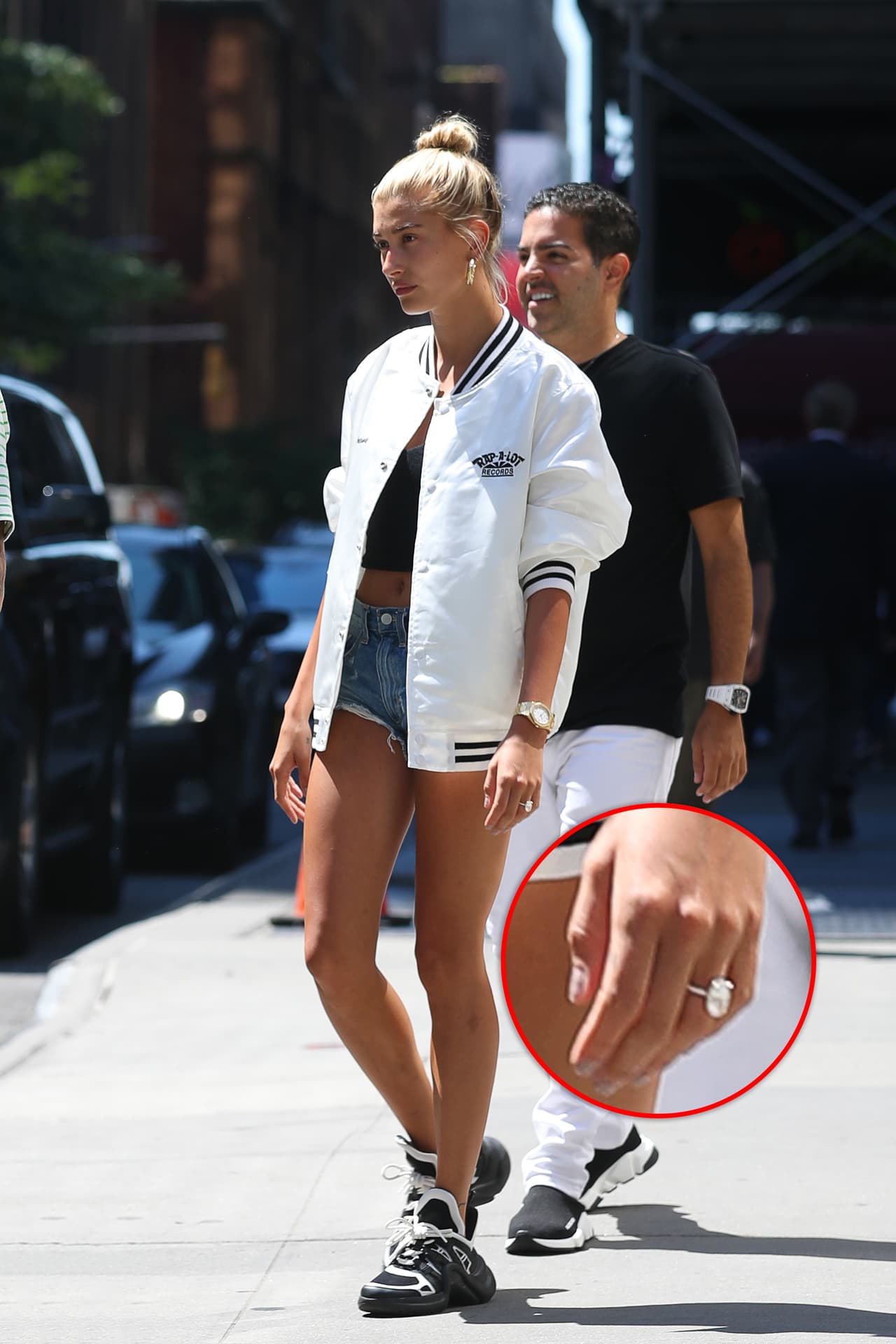 Y aunque la joya de Baldwin no costó los 2 millones de dólares que Ryan Reyolds le dio a su esposa, la modelo parece estar bastante satisfecha, pues días después de recibir el accesorio expresó su felicidad en sus redes sociales.