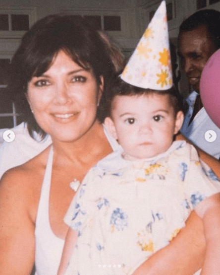 A través de sus redes sociales, Kylie ha mostrado algunas fotografías de los momentos más especiales de su infancia, que disfrutó en compañía de sus hermanas, esto antes de convertirse en reconocidas celebridades.