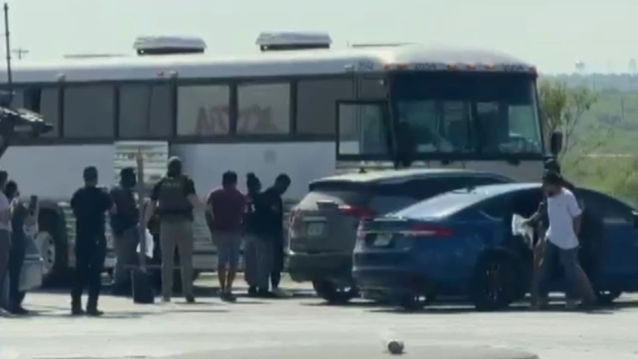 N+ Univision capta redada de ICE en una gasolinera cerca de Austin, Texas; reportan alrededor de 20 detenciones