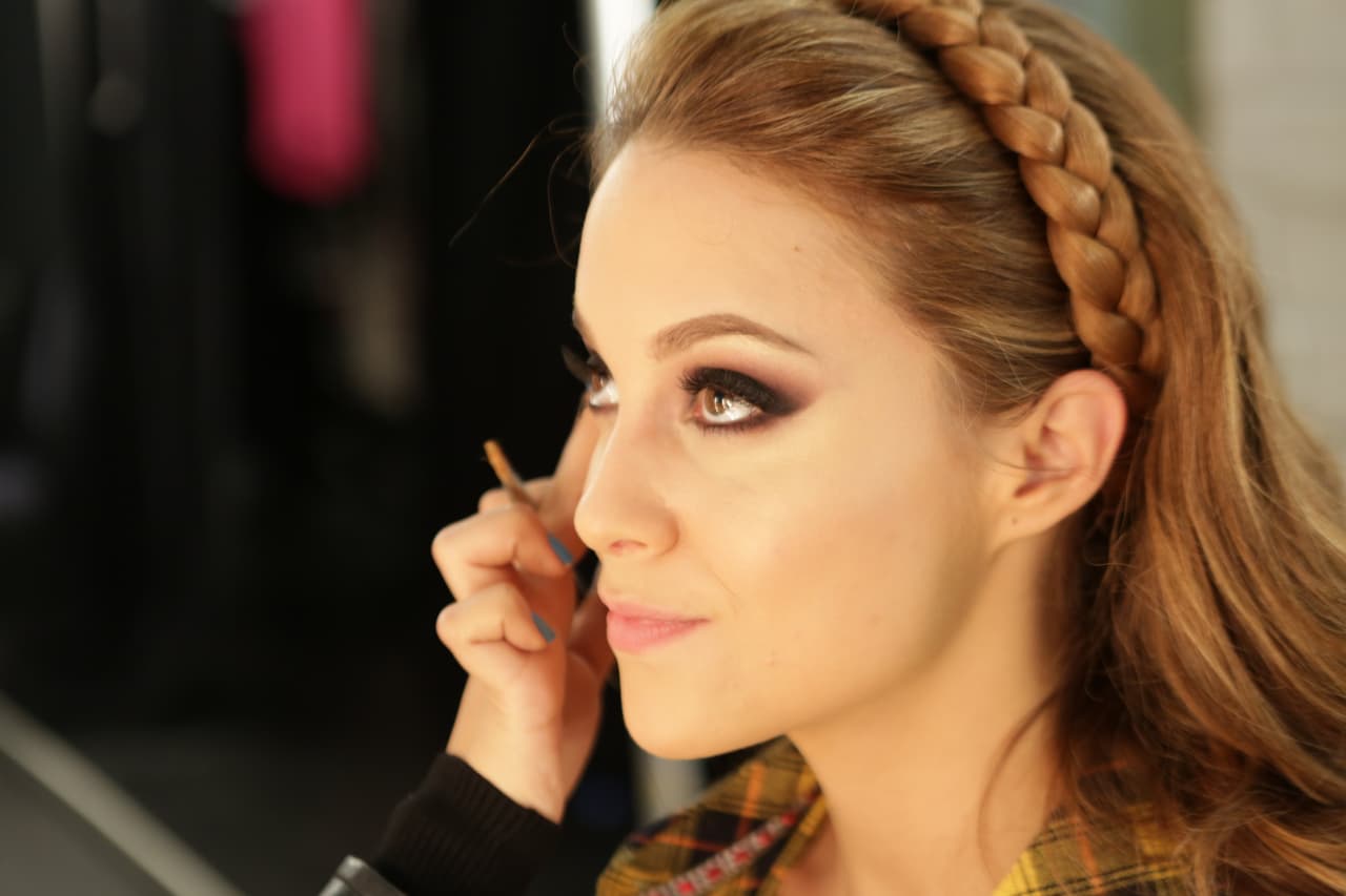 Las bellas corren, se maquillan y se preparan para lucir perfectas en cada gala de #NBLVIP. No te pierdas sus mejores fotos en el backstage aquí.