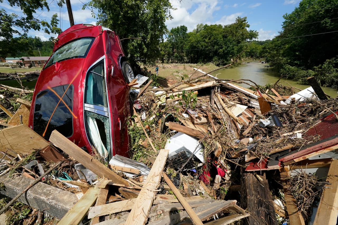 Mueren dos bebés gemelos que la corriente arrancó de los brazos de su padre en las inundaciones de Tennessee, según familiares