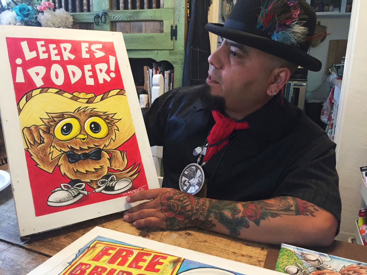 Un búho chicano que enseña a los niños hispanos a leer en inglés y en español