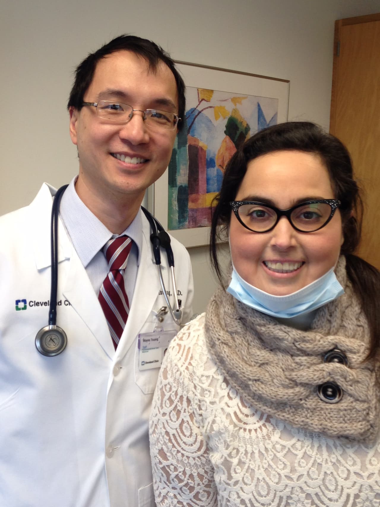 El doctor Wayne Tsuang, neumonólogo del equipo de trasplantes Cleveland Clinic, continúa cuidando de sus nuevos pulmones.