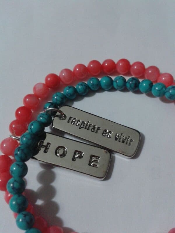 Gracias a la venta de 65,000 pulseras Hope pudo pagar el trasplante de pulmones.