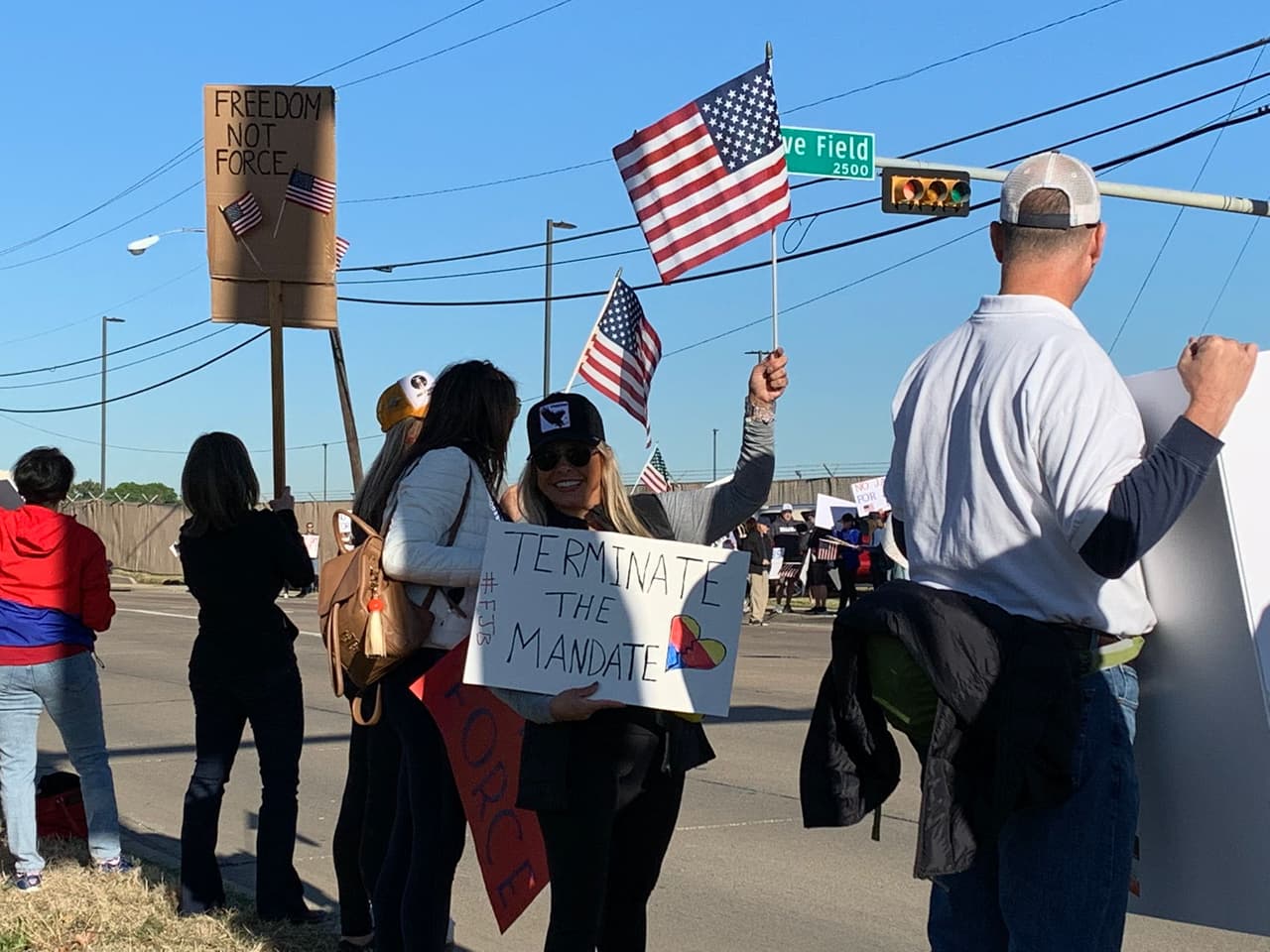 Los presentes portaban pancartas pidiendo libertad y que se termine el mandato de vacunas requerido a los empleados. 
<br>