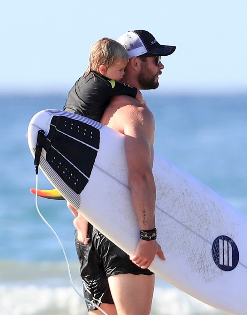 Un tierno momento en que Chris cargaba en hombros a su pequeñuelo.