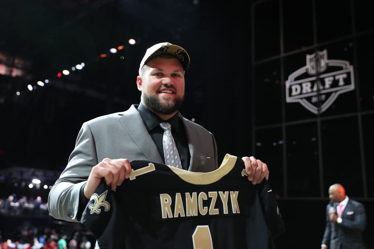 <b>32 RYAB RAMCZYK | OT New Orleans Saints</b>
<br>Universidad: Wisconsin
<br>Estatura: 6’6’’
<br>Peso: 310 libras 
<br>
<br>Destacar: Comenzó su carrera universitaria en la División III Wisconsin-Stevens Point antes de ser transferido a FBS.
<br>
<br>Resumen: Estudiante bien educado, como ocurre entre los surgidos de Wisconsin típicamente sanos, está saliendo de una cirugía de cadera.
<br>
<br>Conclusión: Quinto liniero ofensivo de Wisconsin tomado en la primera ronda desde 2007.