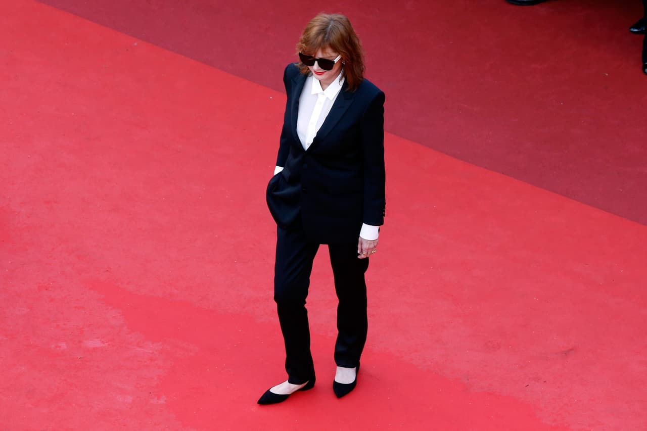 Lo interesante del traje tipo esmoquin es que no tiene edad, es ideal para todas las mujeres. Susan Sarandon, a sus 69 años, dejó claro que una camisa blanca de buen cuello y un traje negro deberían ser unos básicos de armario.