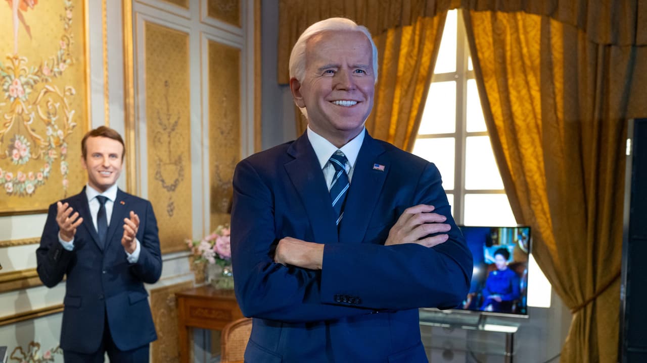 Sonriente, de brazos cruzados y ¿de cera? Joe Biden es el invitado especial de un museo en su reapertura