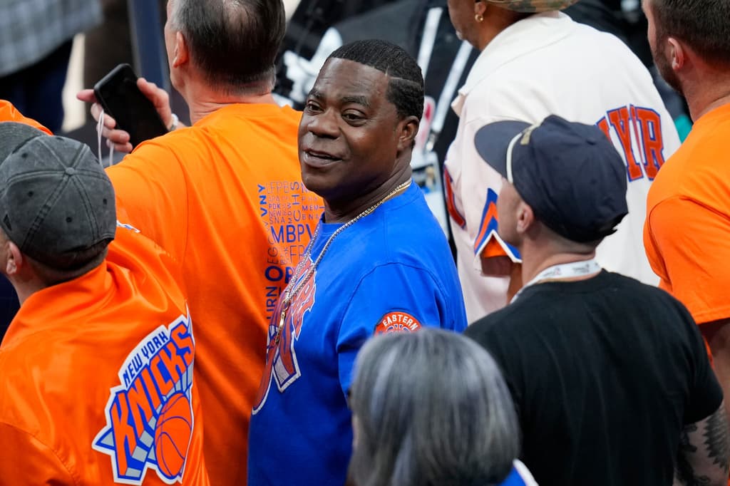 Desde Nueva York, fans de los Knicks 
<b>viajaron más de 1,800 millas hasta San Antonio</b>, en Texas, para acompañarlos en una serie que los amantes del 
<b>baloncesto profesional</b> consideran 
<b>histórica</b>.
<br>
<br>El comediante 
<b><a href="https://www.univision.com/local/nueva-york-wxtv/tracy-morgan-intoxicacion-partido-knicks-msg" target="_blank">Tracy Morgan</a></b> fue uno de esos fanáticos fieles, que llegó al Frost Bank Center.