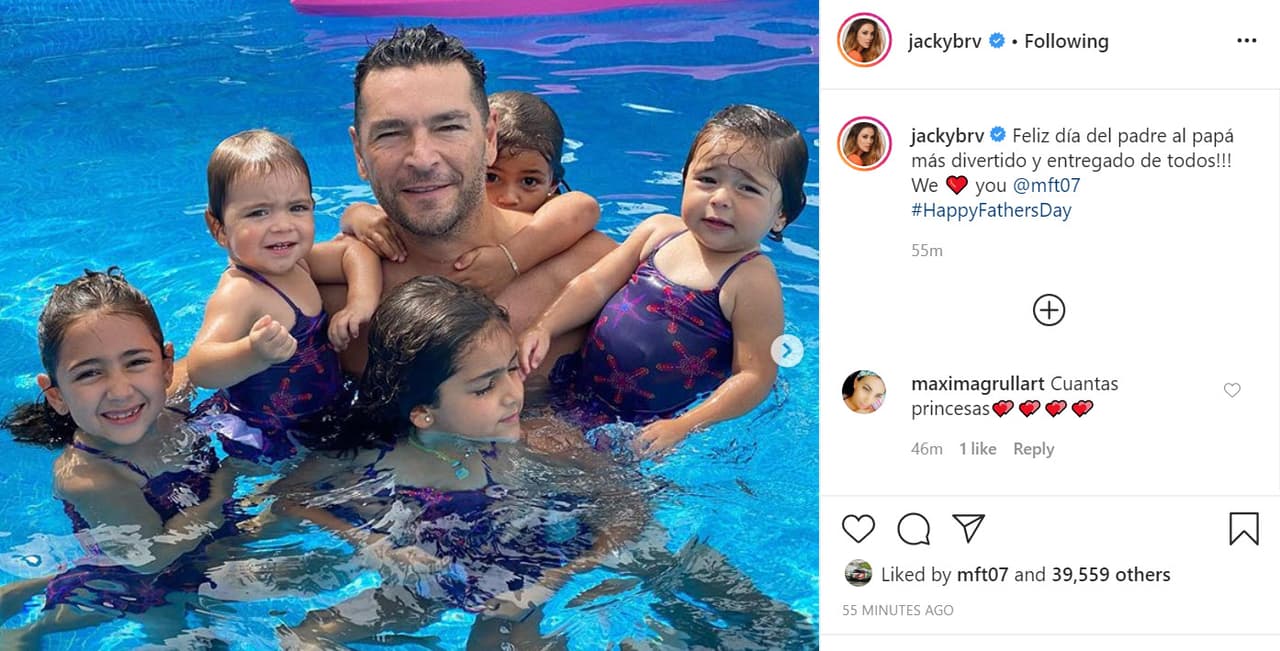 Al lado de sus cinco hijas y jugando en la piscina,
<b> <a href="https://www.univision.com/famosos/jacky-bracamontes-no-puede-con-mas-hijos-y-no-descarta-un-reality-show-keeping-up-with-the-fuentes-bracamontes-video" target="_blank">Jacqueline Bracamontes</a></b> felicitó a su esposo Martín Fuentes: "¡Feliz Día del Padre al 
<b><a href="https://www.instagram.com/p/CBs7vOJnWpv/?igshid=85czyjipasq2" target="_blank">papá más divertido y entregado </a></b>de todos! Te amamos".
