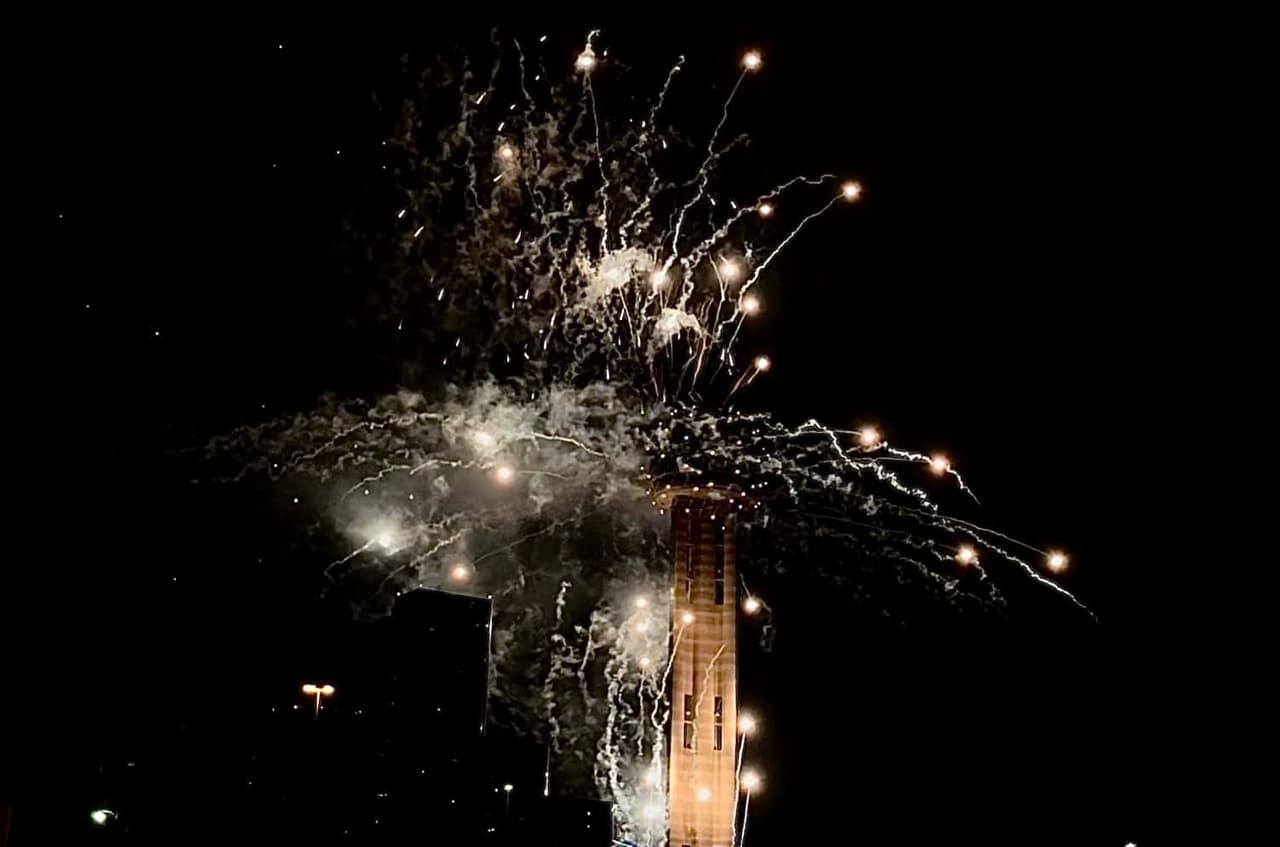 Algunos residentes del metroplex acudieron a observar el espectáculo y fotografiar los festejos de año nuevo.