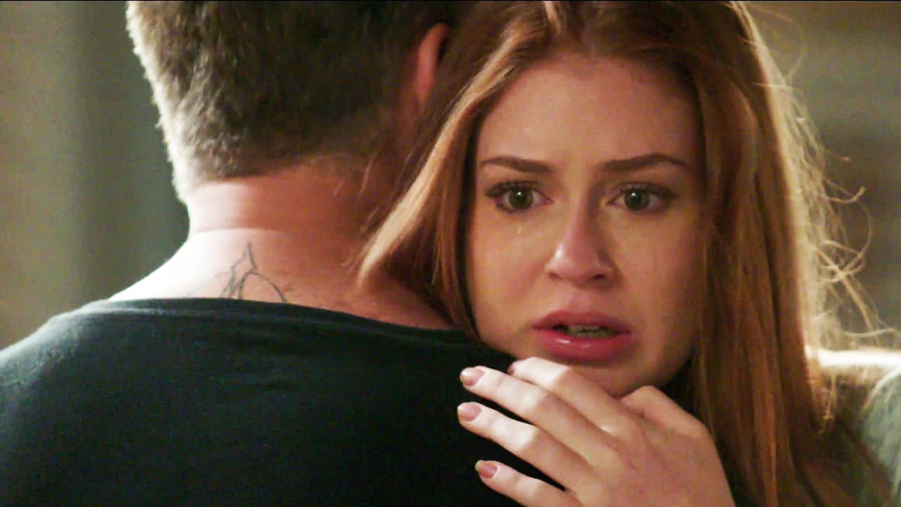 Arturo fue quien la protegió y le advirtió a Dino que no le haría daño a Eliza mientras él estuviera a su lado.