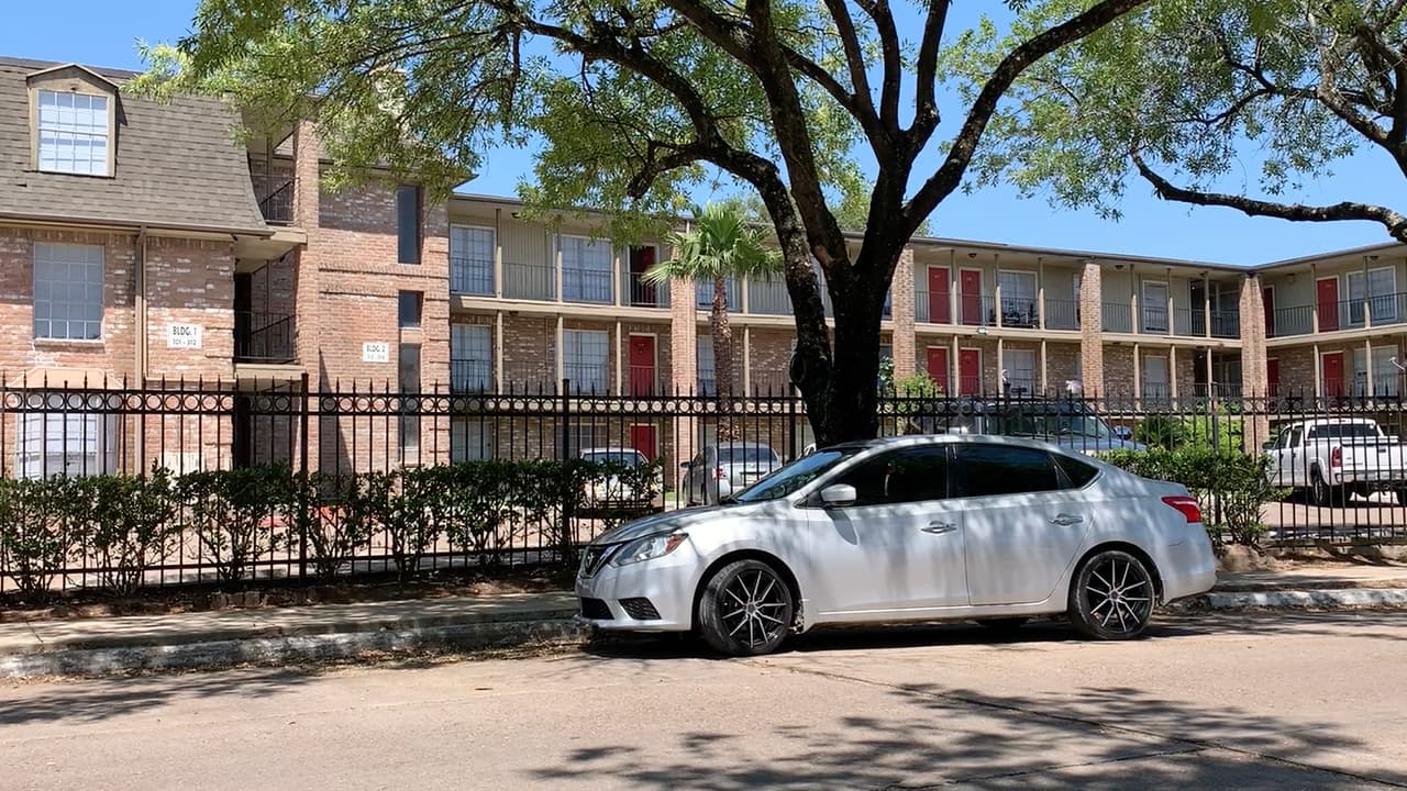 El Departamento de Vecindarios de Houston trabaja de la mano con Obras Públicas para inspeccionar la infraestructura de los edificios y verificar que sean seguros.