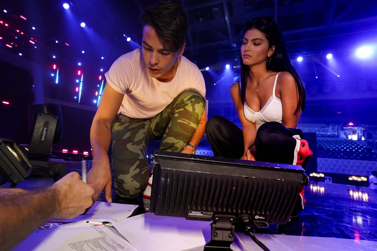 Igual vimos a los conductores, 
<b><a href="https://www.univision.com/shows/despierta-america/marielena-y-manolo-revelan-que-les-preocupa-a-sus-famosas-mamas-de-su-debut-en-premios-juventud-video">Manolo González y Marielena Dávila</a></b>, impregnando su estilo a la gala.