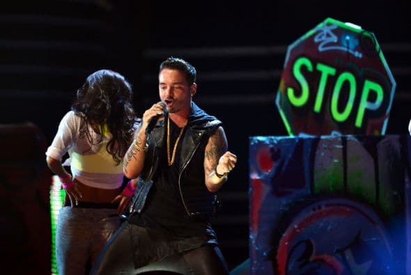 Además, estuvo muy sensual con las bailarinas.