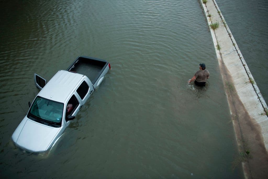 Una persona deja a su paso una camioneta abandonada en Houston, Texas.
