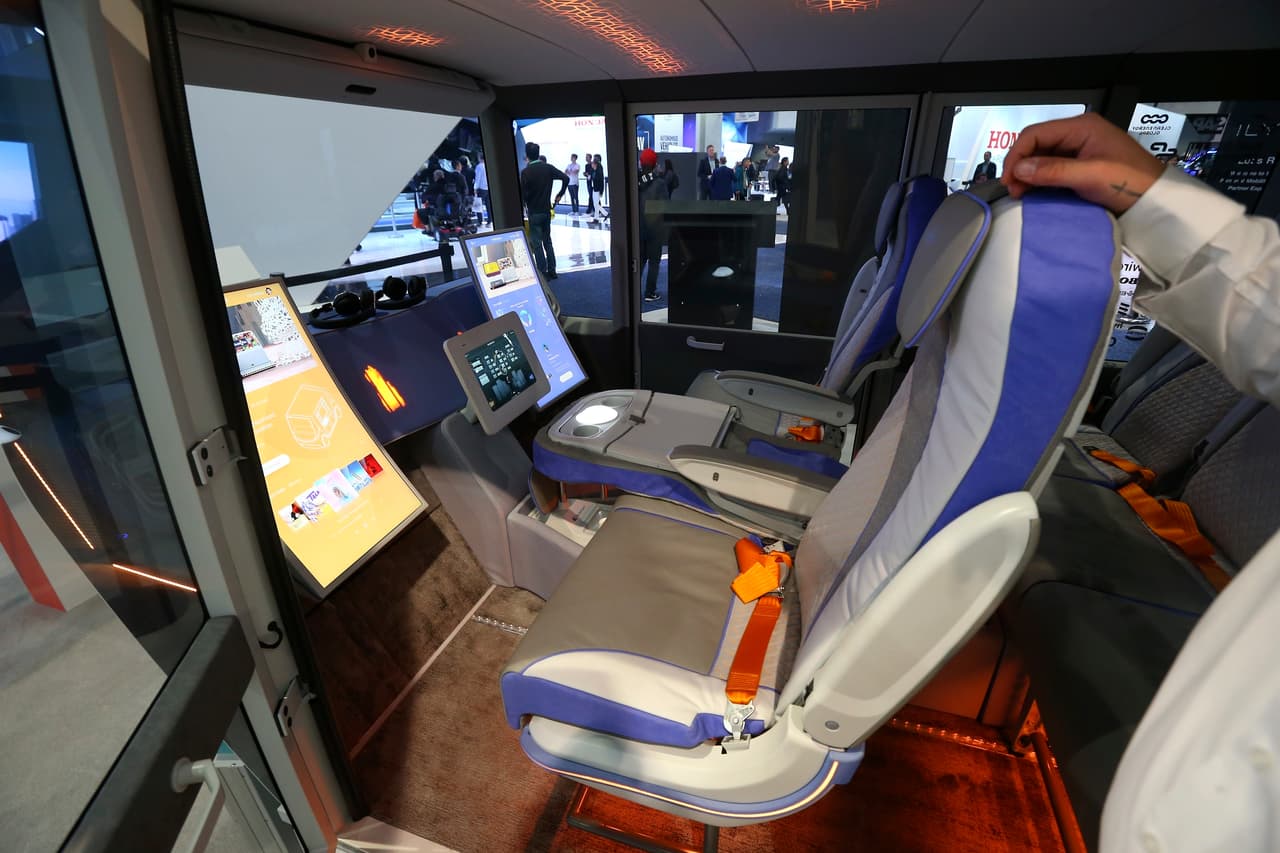 El vehículo autónomo “utiliza sensores láser que detectan obstáculos y personas de manera temprana y posee una matrícula digital que se utiliza para comunicarse con otros conductores”, añadió Rinderknecht. Los cristales exhiben mensajes visuales y tiene proyectores LED de símbolos de advertencia en la carretera, lo que “garantiza la máxima seguridad”, concluyó.