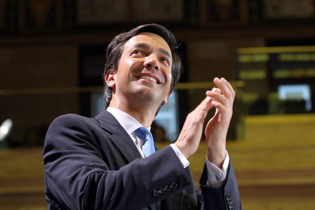 Luis Fortuño, exgobernador por el Partido Nuevo Progresista también le pidió la renuncia a Rosselló Nevares. "Hago un llamado al Gobernador. El futuro de PR está en juego y su figura hace imposible pasar al nuevo capítulo de nuestra historia. El aferrarse a la silla hace este proceso más difícil para todos. Por usted, su familia, nuestro ideal y PR, déje que otro termine su término."