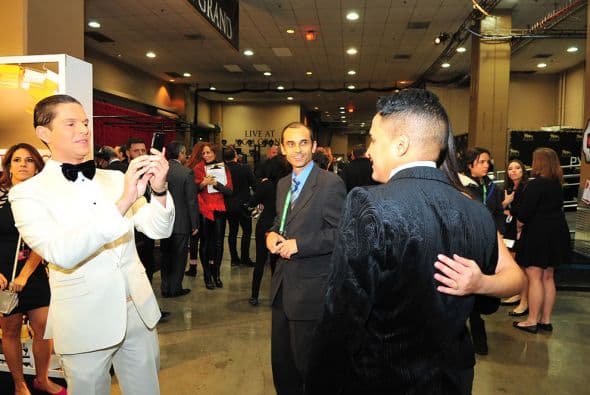 Una vez bajaban del escenario y durante la alfombra verde, se dieron la tarea de abrazarse, tomarse una que otra selfie y echarse uno que otro cuentito. ¡Y lo captamos todo!