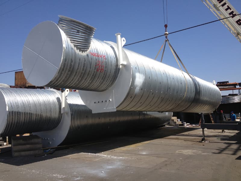 Este es un búnker de 10 pulgadas de diametro por 51 de largo, que está siendo transportado para instalación.