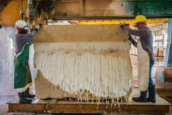 Además, la empresa suministra personal especializado en la instalación de mármol, que trabaja ahora en hoteles en construcción en Varadero, Cayo Coco y Cayo Guillermo (frente a la costa del centro de la isla), entre otros sitios turísticos, explica González. También trabajan remodelando dos hoteles de La Habana --el Capri y el Inglaterra--, y el exclusivo Club Habana, un condominio a orillas del mar donde viven diplomáticos y empresarios extranjeros.