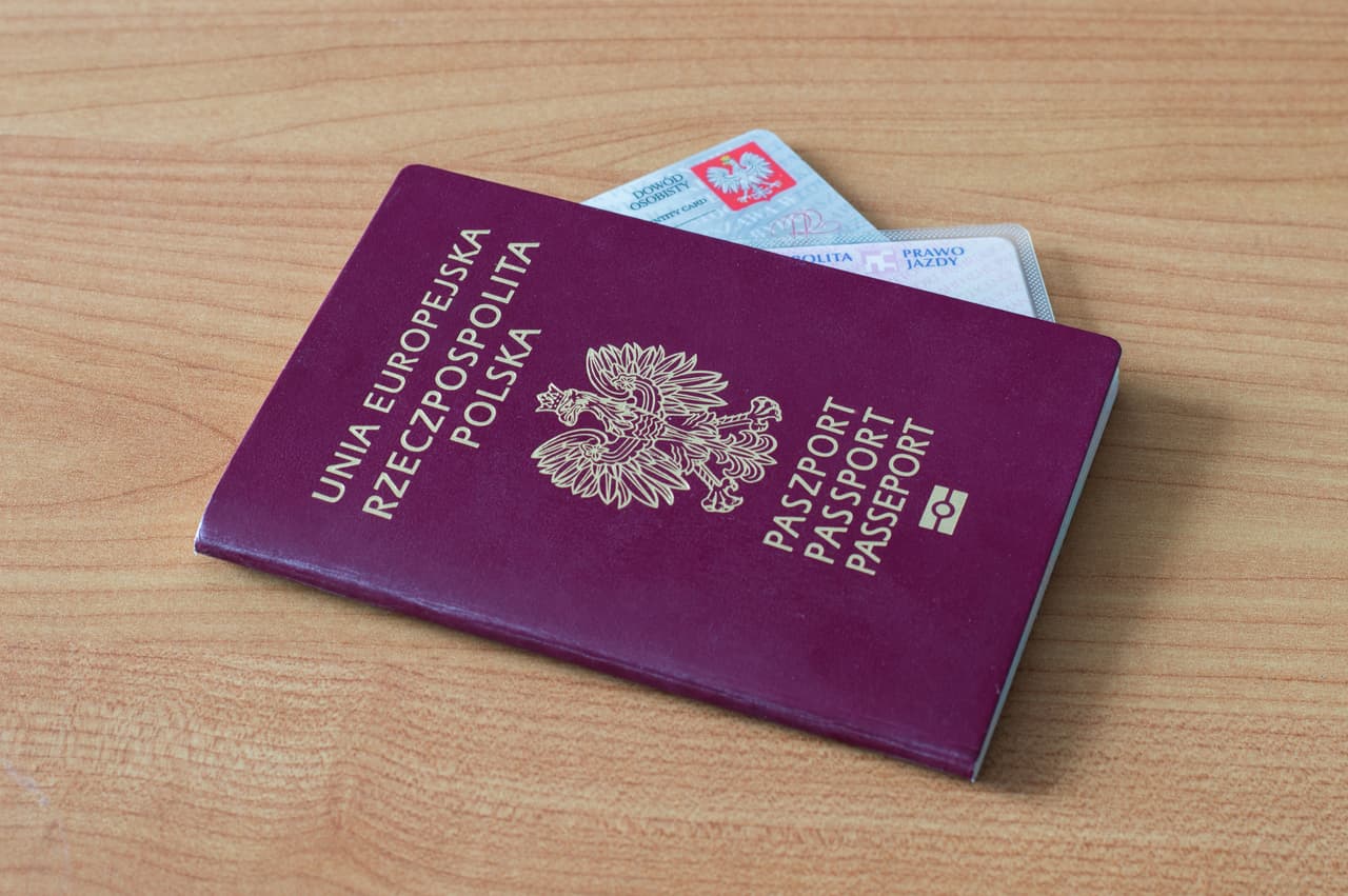 <h2 class="cms-H2-H2">9. Hungría y Polonia </h2>
<br>
<br>
<b>Puntuación: </b>184
<br>
<br>Aquellos que carguen con un pasaporte de Hungría o de Polonia podrán ingresar sin mayores restricciones a 184 países, de acuerdo con el informe. En la fotografía, una imagen de un pasaporte polaco. 
<br>