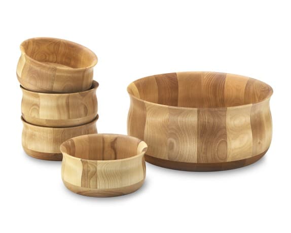 Los cuencos para ensalada son utensilios de uso rudo. Es mejor comprarlos de maderas que se desgastan poco, como el olivo, y gruesas. |
<b>De venta en</b>: 
<b><a href="http://www.williams-sonoma.com">William Sonoma, </a></b>$39-$159
<br>