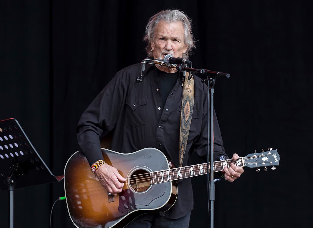 Kris Kristofferson cantando en el festival de música de Glastonbury en Somerset, Inglaterra, en junio de 2017.