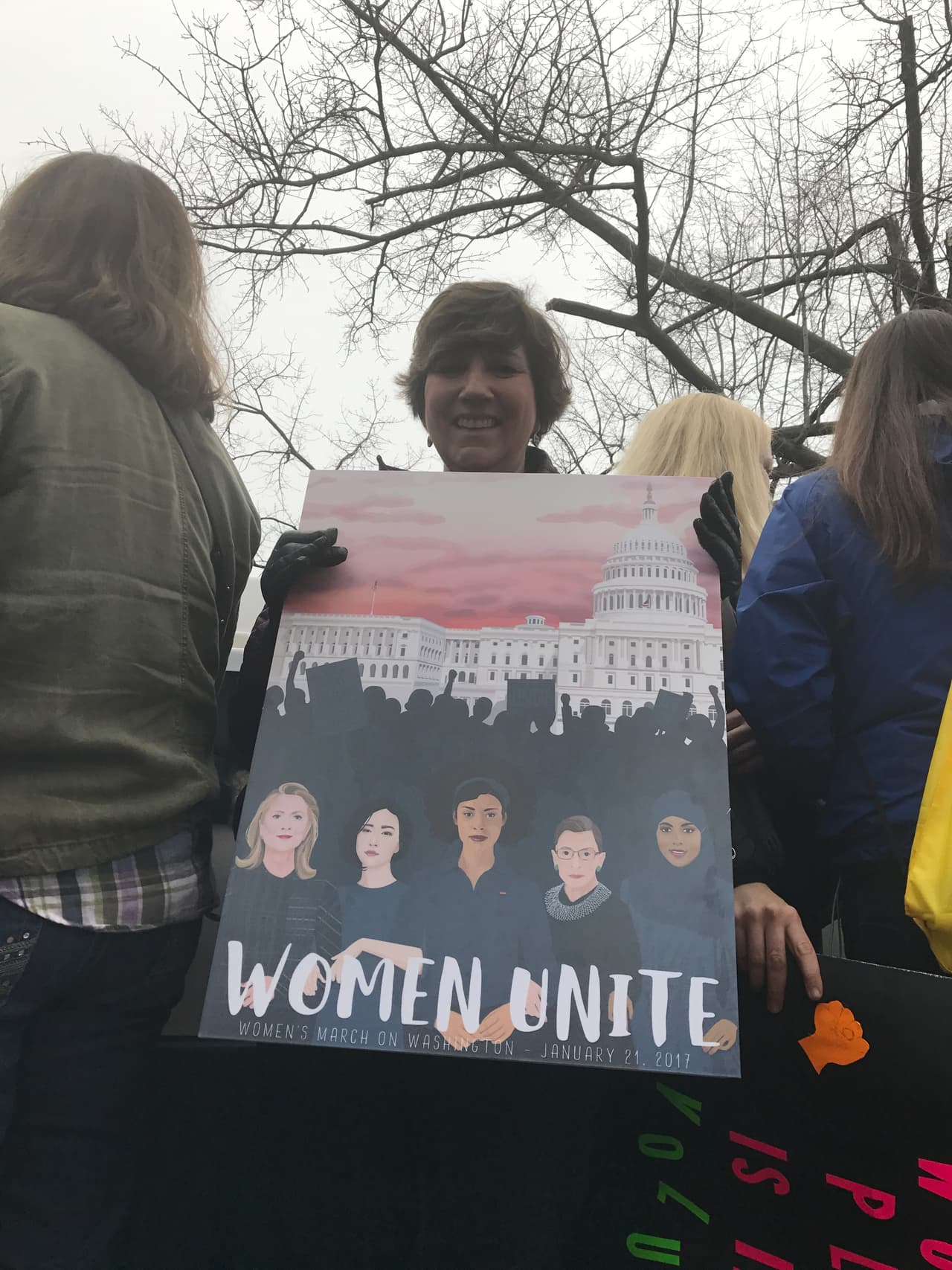 Jennifer DeMatteo muestra su pancarta en medio de la marcha en Washington.