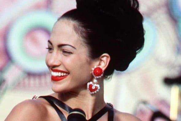 Jennifer López interpretando a Selena.