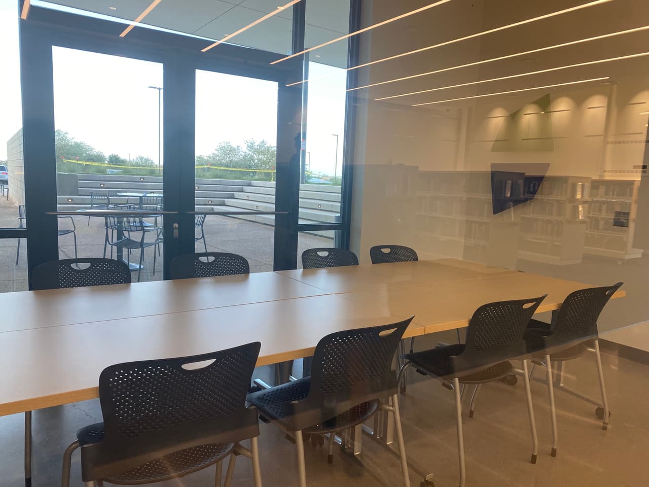 Hay un espacio para juntas al que cualquier residente puede acceder con reservarlo. También hay una sala solo para juegos.