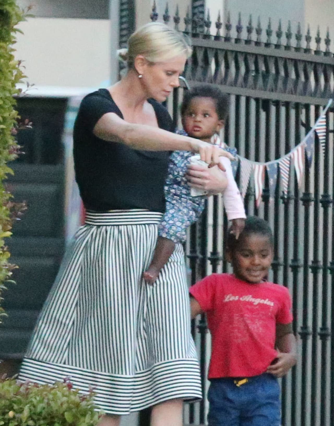 Además de excelente actriz, Charlize Theron es una gran mamá.
